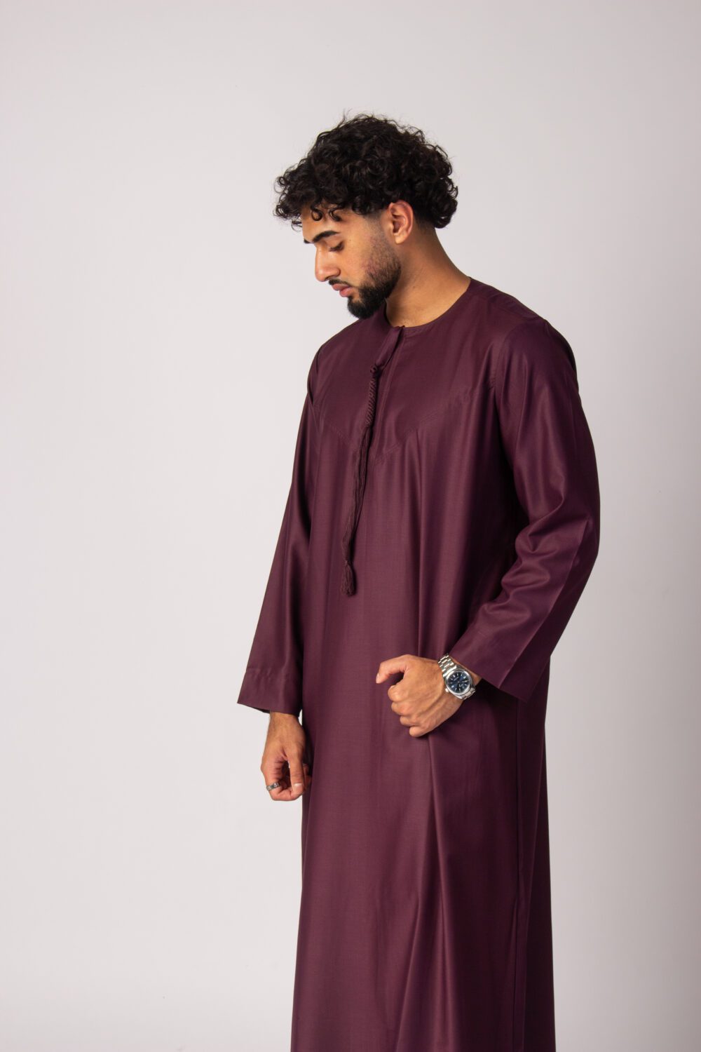 Matt Burgundy Mens Emirati Thobe Looking Down