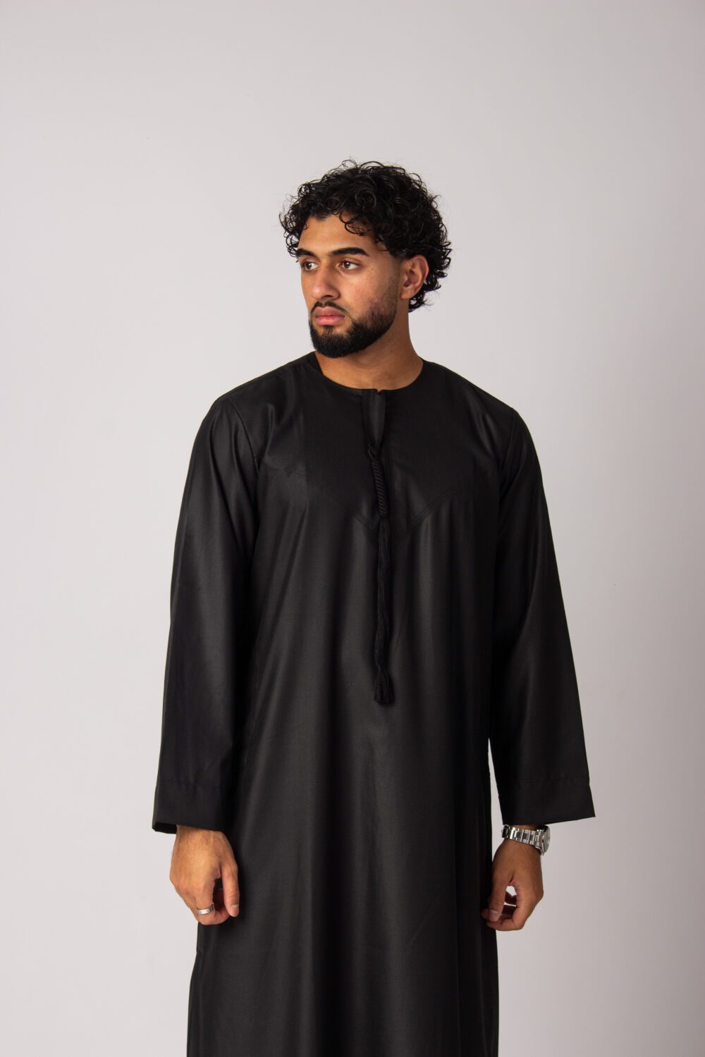 Matt Black Mens Emirati Thobe Looking Forward