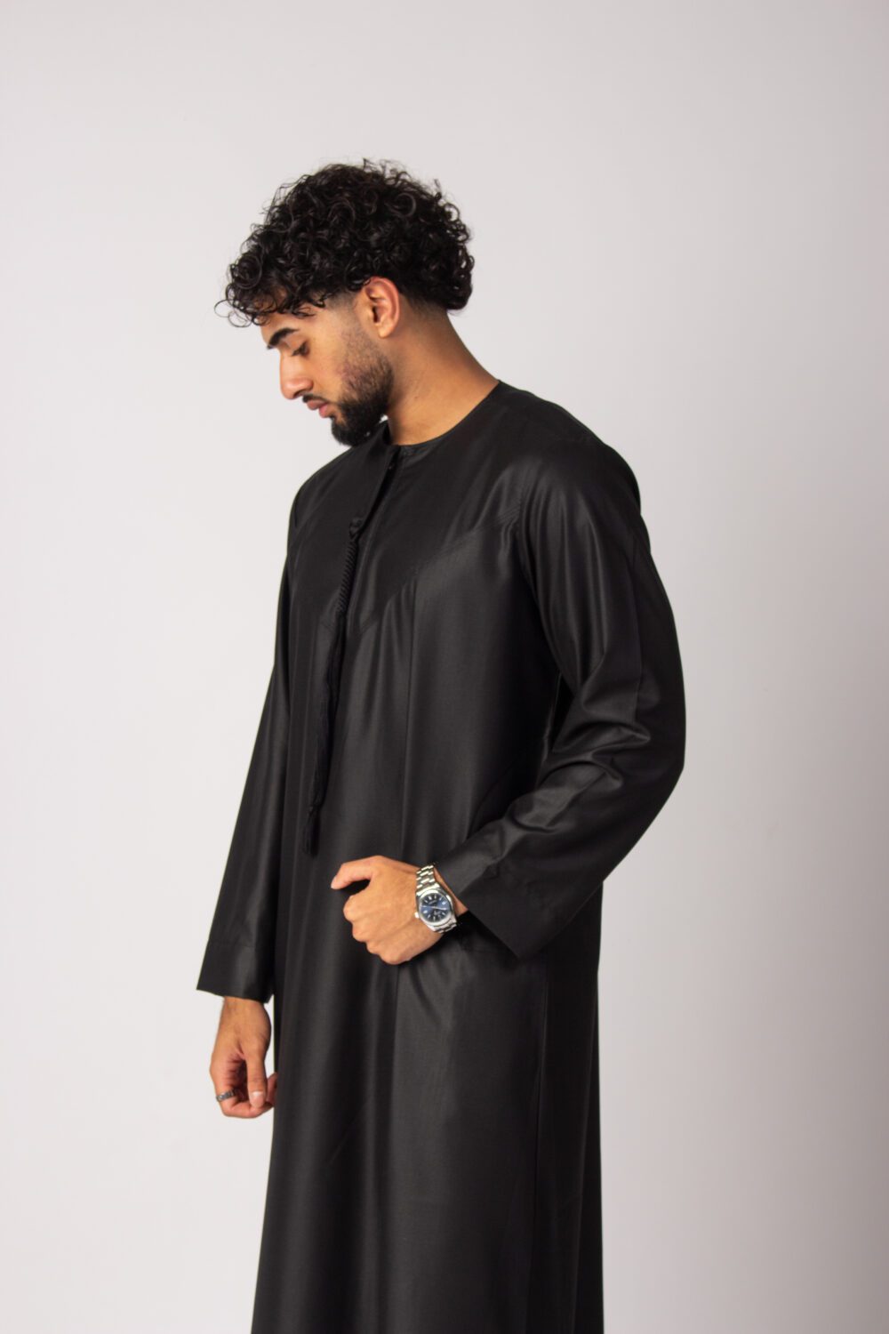 Matt Black Mens Emirati Thobe Looking Down