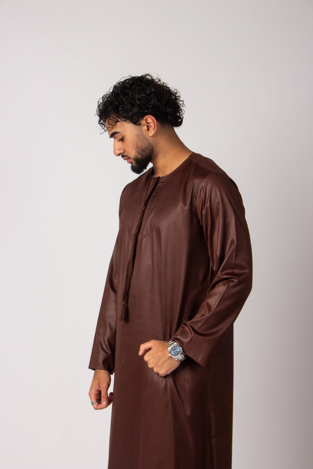 Shiny Brown Mens Emirati Thobe Looking Down