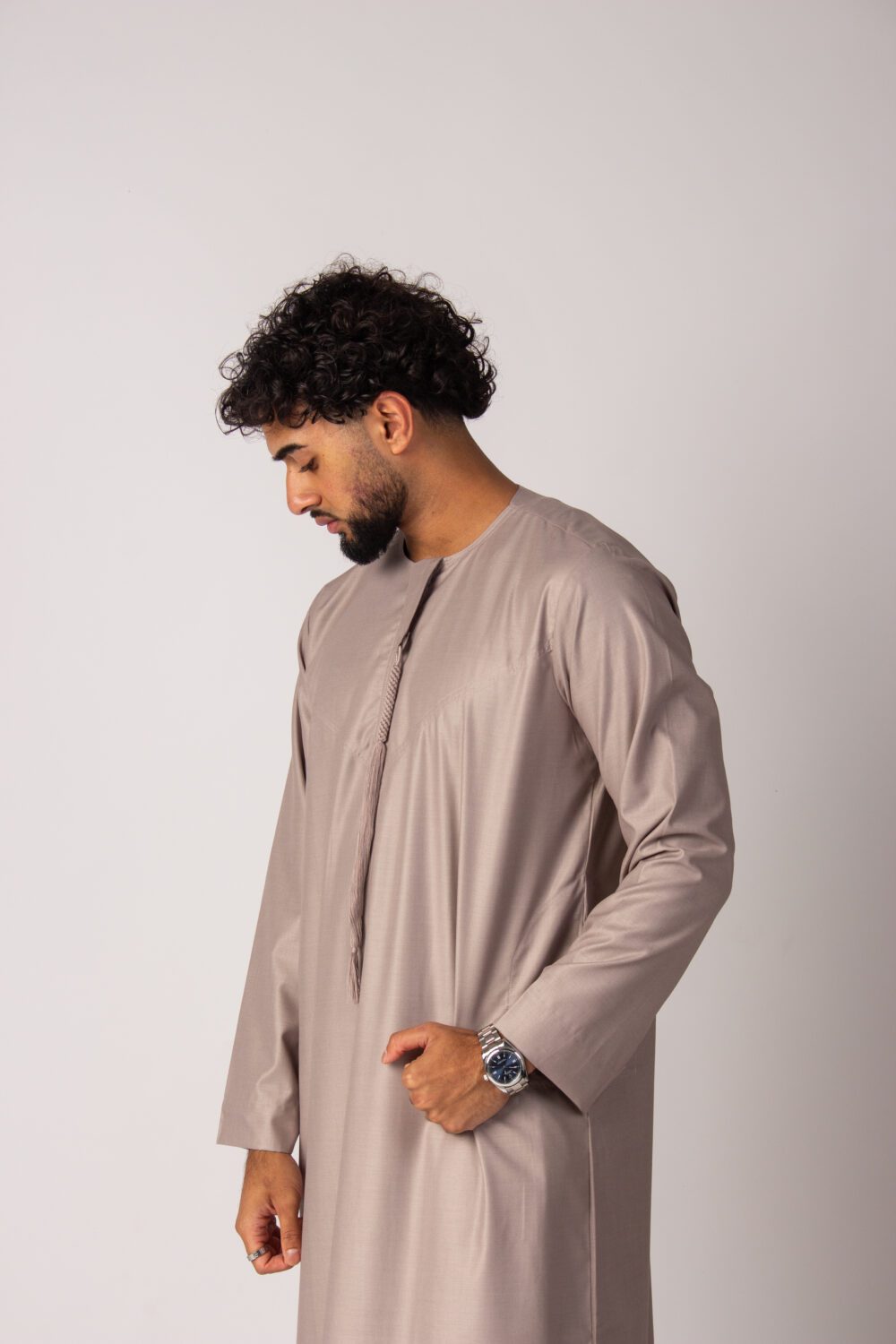 Matt Beige Mens Emirati Thobe Looking Down