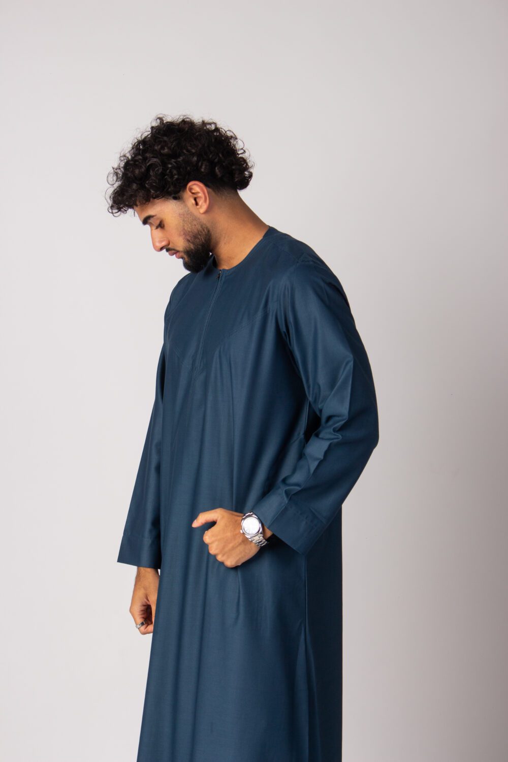 Matt Teal Mens Omani Thobe Looking Down