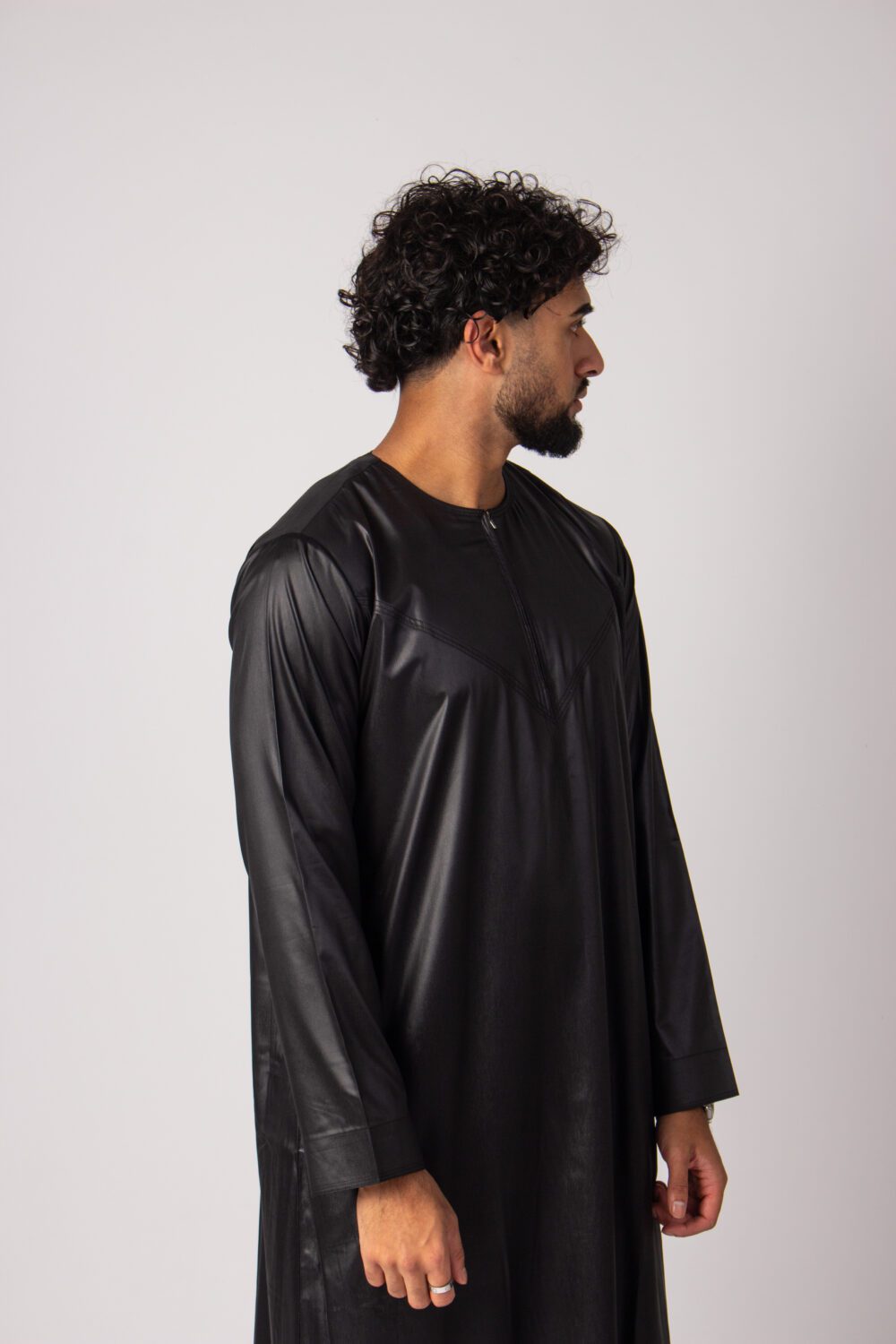 Shiny Black Mens Omani Thobe Looking Left